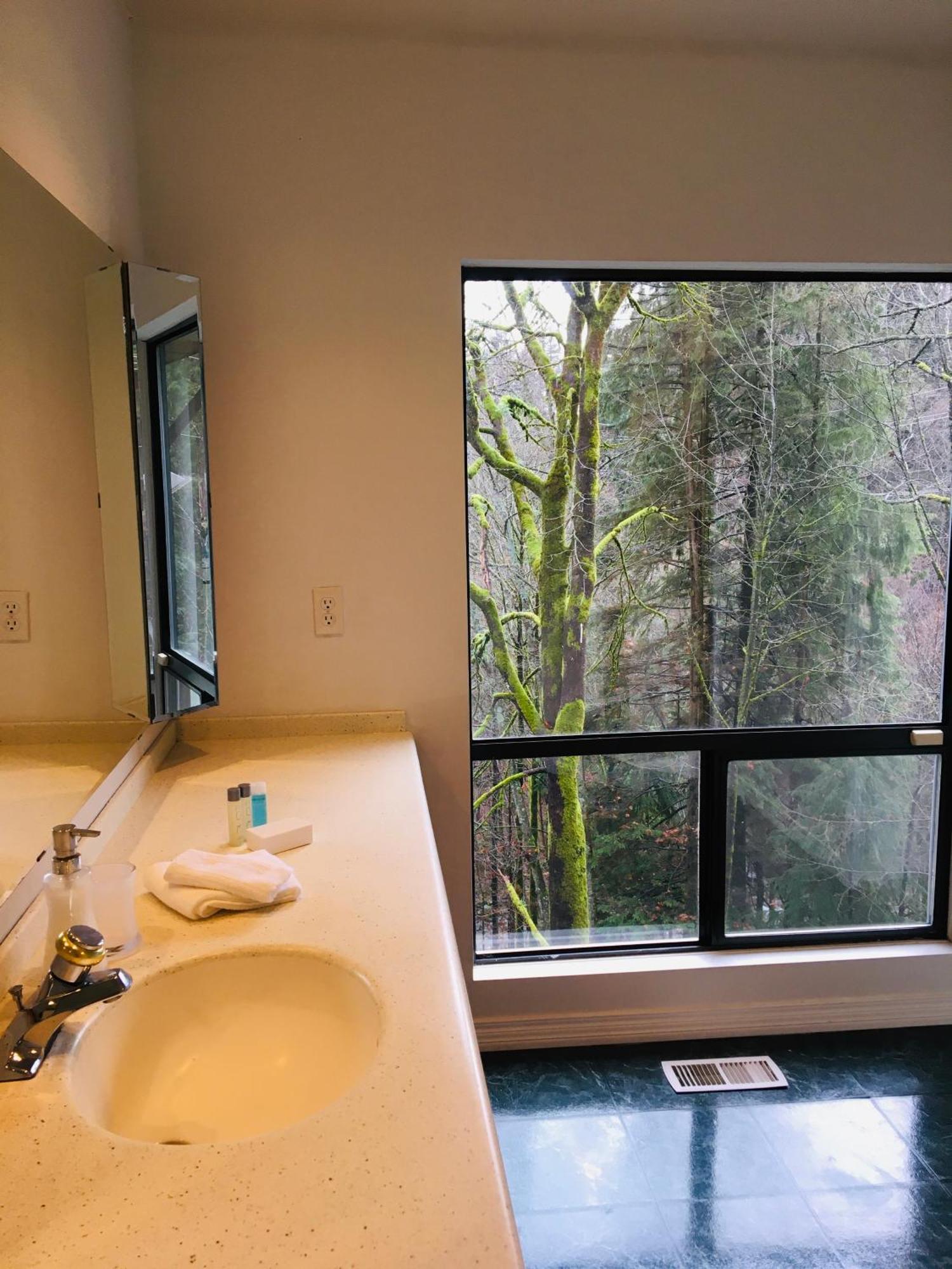 Creekside City Center Suite North Vancouver Bagian luar foto