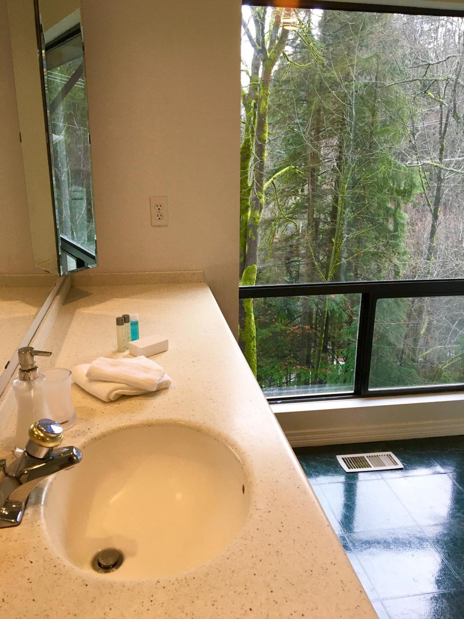 Creekside City Center Suite North Vancouver Bagian luar foto